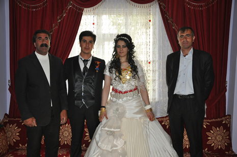 Hakkari'nin Yüksekova ilçesinde 09-10 Haziran 2012'de dünya evine giren çiftlerimizi sizlerler için sayfamıza taşıdık. Yüksekova Güncel Ailesi olarak tüm çitflerimize mutluluklar dileriz. Görüntüler: Foto: Yaşar Kaplan - Sinan Akkurt