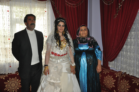 Hakkari'nin Yüksekova ilçesinde 09-10 Haziran 2012'de dünya evine giren çiftlerimizi sizlerler için sayfamıza taşıdık. Yüksekova Güncel Ailesi olarak tüm çitflerimize mutluluklar dileriz. Görüntüler: Foto: Yaşar Kaplan - Sinan Akkurt