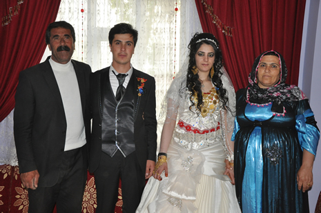 Hakkari'nin Yüksekova ilçesinde 09-10 Haziran 2012'de dünya evine giren çiftlerimizi sizlerler için sayfamıza taşıdık. Yüksekova Güncel Ailesi olarak tüm çitflerimize mutluluklar dileriz. Görüntüler: Foto: Yaşar Kaplan - Sinan Akkurt