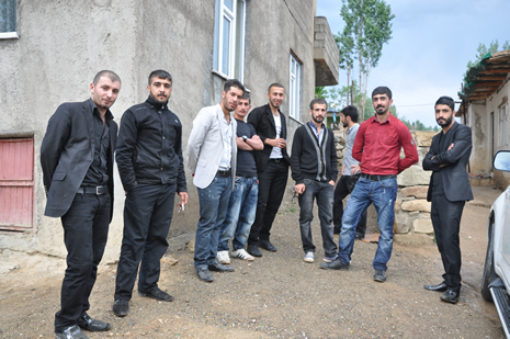 Hakkari'nin Yüksekova ilçesinde 09-10 Haziran 2012'de dünya evine giren çiftlerimizi sizlerler için sayfamıza taşıdık. Yüksekova Güncel Ailesi olarak tüm çitflerimize mutluluklar dileriz. Görüntüler: Foto: Yaşar Kaplan - Sinan Akkurt