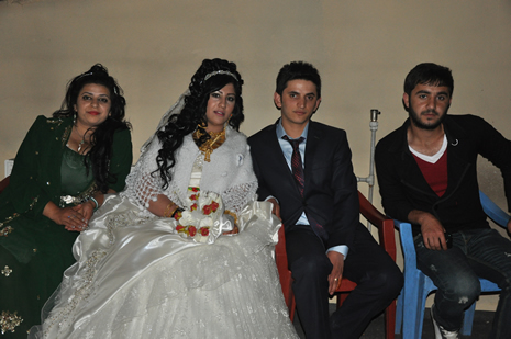 Hakkari'nin Yüksekova ilçesinde 09-10 Haziran 2012'de dünya evine giren çiftlerimizi sizlerler için sayfamıza taşıdık. Yüksekova Güncel Ailesi olarak tüm çitflerimize mutluluklar dileriz. Görüntüler: Foto: Yaşar Kaplan - Sinan Akkurt