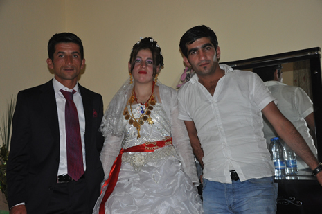 Hakkari'nin Yüksekova ilçesinde 09-10 Haziran 2012'de dünya evine giren çiftlerimizi sizlerler için sayfamıza taşıdık. Yüksekova Güncel Ailesi olarak tüm çitflerimize mutluluklar dileriz. Görüntüler: Foto: Yaşar Kaplan - Sinan Akkurt