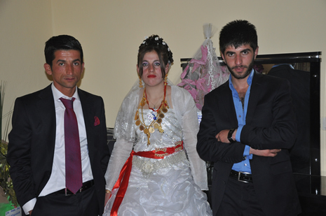 Hakkari'nin Yüksekova ilçesinde 09-10 Haziran 2012'de dünya evine giren çiftlerimizi sizlerler için sayfamıza taşıdık. Yüksekova Güncel Ailesi olarak tüm çitflerimize mutluluklar dileriz. Görüntüler: Foto: Yaşar Kaplan - Sinan Akkurt