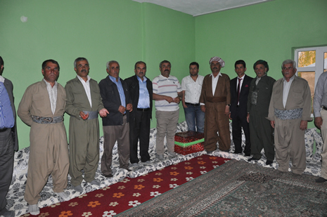 Hakkari'nin Yüksekova ilçesinde 09-10 Haziran 2012'de dünya evine giren çiftlerimizi sizlerler için sayfamıza taşıdık. Yüksekova Güncel Ailesi olarak tüm çitflerimize mutluluklar dileriz. Görüntüler: Foto: Yaşar Kaplan - Sinan Akkurt