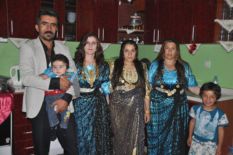 Hakkari'nin Yüksekova ilçesinde 09-10 Haziran 2012'de dünya evine giren çiftlerimizi sizlerler için sayfamıza taşıdık. Yüksekova Güncel Ailesi olarak tüm çitflerimize mutluluklar dileriz. Görüntüler: Foto: Yaşar Kaplan - Sinan Akkurt
