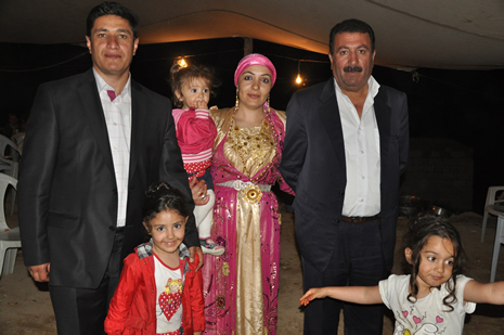 Hakkari'nin Yüksekova ilçesinde 09-10 Haziran 2012'de dünya evine giren çiftlerimizi sizlerler için sayfamıza taşıdık. Yüksekova Güncel Ailesi olarak tüm çitflerimize mutluluklar dileriz. Görüntüler: Foto: Yaşar Kaplan - Sinan Akkurt