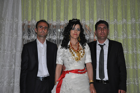 Hakkari'nin Yüksekova ilçesinde 09-10 Haziran 2012'de dünya evine giren çiftlerimizi sizlerler için sayfamıza taşıdık. Yüksekova Güncel Ailesi olarak tüm çitflerimize mutluluklar dileriz. Görüntüler: Foto: Yaşar Kaplan - Sinan Akkurt