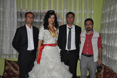 Hakkari'nin Yüksekova ilçesinde 09-10 Haziran 2012'de dünya evine giren çiftlerimizi sizlerler için sayfamıza taşıdık. Yüksekova Güncel Ailesi olarak tüm çitflerimize mutluluklar dileriz. Görüntüler: Foto: Yaşar Kaplan - Sinan Akkurt