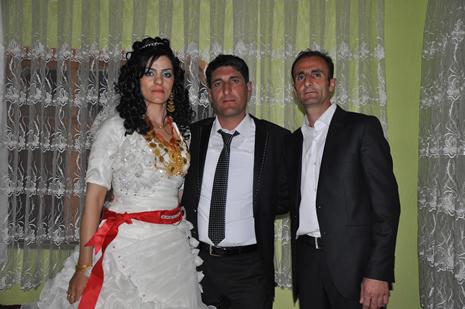 Hakkari'nin Yüksekova ilçesinde 09-10 Haziran 2012'de dünya evine giren çiftlerimizi sizlerler için sayfamıza taşıdık. Yüksekova Güncel Ailesi olarak tüm çitflerimize mutluluklar dileriz. Görüntüler: Foto: Yaşar Kaplan - Sinan Akkurt