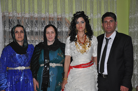 Hakkari'nin Yüksekova ilçesinde 09-10 Haziran 2012'de dünya evine giren çiftlerimizi sizlerler için sayfamıza taşıdık. Yüksekova Güncel Ailesi olarak tüm çitflerimize mutluluklar dileriz. Görüntüler: Foto: Yaşar Kaplan - Sinan Akkurt