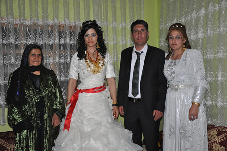 Hakkari'nin Yüksekova ilçesinde 09-10 Haziran 2012'de dünya evine giren çiftlerimizi sizlerler için sayfamıza taşıdık. Yüksekova Güncel Ailesi olarak tüm çitflerimize mutluluklar dileriz. Görüntüler: Foto: Yaşar Kaplan - Sinan Akkurt