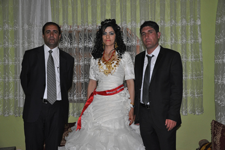 Hakkari'nin Yüksekova ilçesinde 09-10 Haziran 2012'de dünya evine giren çiftlerimizi sizlerler için sayfamıza taşıdık. Yüksekova Güncel Ailesi olarak tüm çitflerimize mutluluklar dileriz. Görüntüler: Foto: Yaşar Kaplan - Sinan Akkurt