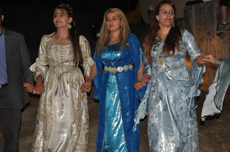 Hakkari'nin Yüksekova ilçesinde 09-10 Haziran 2012'de dünya evine giren çiftlerimizi sizlerler için sayfamıza taşıdık. Yüksekova Güncel Ailesi olarak tüm çitflerimize mutluluklar dileriz. Görüntüler: Foto: Yaşar Kaplan - Sinan Akkurt