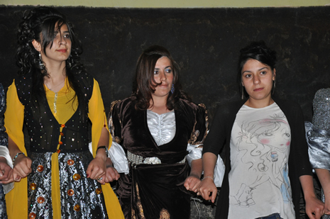 Hakkari'nin Yüksekova ilçesinde 09-10 Haziran 2012'de dünya evine giren çiftlerimizi sizlerler için sayfamıza taşıdık. Yüksekova Güncel Ailesi olarak tüm çitflerimize mutluluklar dileriz. Görüntüler: Foto: Yaşar Kaplan - Sinan Akkurt