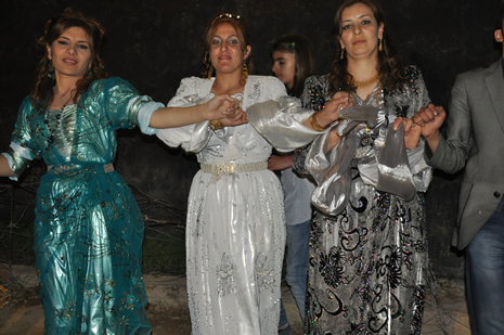 Hakkari'nin Yüksekova ilçesinde 09-10 Haziran 2012'de dünya evine giren çiftlerimizi sizlerler için sayfamıza taşıdık. Yüksekova Güncel Ailesi olarak tüm çitflerimize mutluluklar dileriz. Görüntüler: Foto: Yaşar Kaplan - Sinan Akkurt