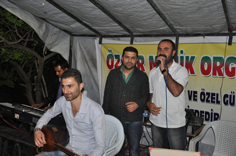 Hakkari'nin Yüksekova ilçesinde 09-10 Haziran 2012'de dünya evine giren çiftlerimizi sizlerler için sayfamıza taşıdık. Yüksekova Güncel Ailesi olarak tüm çitflerimize mutluluklar dileriz. Görüntüler: Foto: Yaşar Kaplan - Sinan Akkurt