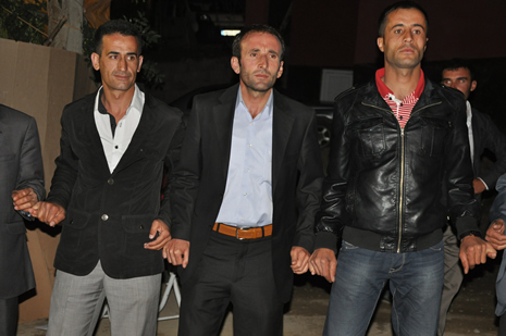 Hakkari'nin Yüksekova ilçesinde 09-10 Haziran 2012'de dünya evine giren çiftlerimizi sizlerler için sayfamıza taşıdık. Yüksekova Güncel Ailesi olarak tüm çitflerimize mutluluklar dileriz. Görüntüler: Foto: Yaşar Kaplan - Sinan Akkurt