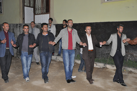 Hakkari'nin Yüksekova ilçesinde 09-10 Haziran 2012'de dünya evine giren çiftlerimizi sizlerler için sayfamıza taşıdık. Yüksekova Güncel Ailesi olarak tüm çitflerimize mutluluklar dileriz. Görüntüler: Foto: Yaşar Kaplan - Sinan Akkurt