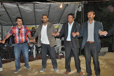 Hakkari'nin Yüksekova ilçesinde 09-10 Haziran 2012'de dünya evine giren çiftlerimizi sizlerler için sayfamıza taşıdık. Yüksekova Güncel Ailesi olarak tüm çitflerimize mutluluklar dileriz. Görüntüler: Foto: Yaşar Kaplan - Sinan Akkurt