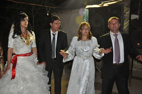 Hakkari'nin Yüksekova ilçesinde 09-10 Haziran 2012'de dünya evine giren çiftlerimizi sizlerler için sayfamıza taşıdık. Yüksekova Güncel Ailesi olarak tüm çitflerimize mutluluklar dileriz. Görüntüler: Foto: Yaşar Kaplan - Sinan Akkurt