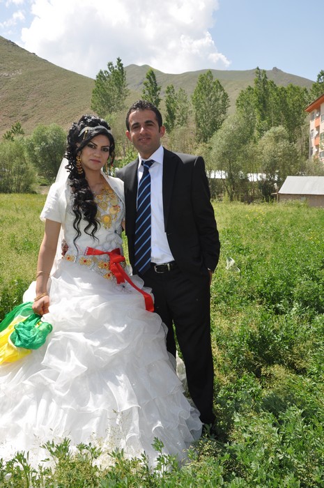 Hakkari'nin Yüksekova ilçesinde 09-10 Haziran 2012'de dünya evine giren çiftlerimizi sizlerler için sayfamıza taşıdık. Yüksekova Güncel Ailesi olarak tüm çitflerimize mutluluklar dileriz. Görüntüler: Foto: Yaşar Kaplan - Sinan Akkurt