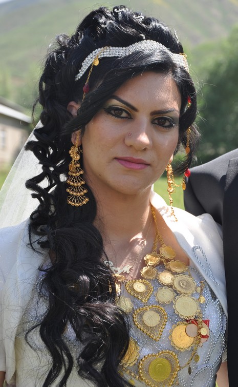 Hakkari'nin Yüksekova ilçesinde 09-10 Haziran 2012'de dünya evine giren çiftlerimizi sizlerler için sayfamıza taşıdık. Yüksekova Güncel Ailesi olarak tüm çitflerimize mutluluklar dileriz. Görüntüler: Foto: Yaşar Kaplan - Sinan Akkurt