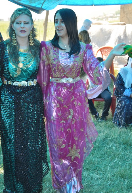 Hakkari'nin Yüksekova ilçesinde 09-10 Haziran 2012'de dünya evine giren çiftlerimizi sizlerler için sayfamıza taşıdık. Yüksekova Güncel Ailesi olarak tüm çitflerimize mutluluklar dileriz. Görüntüler: Foto: Yaşar Kaplan - Sinan Akkurt