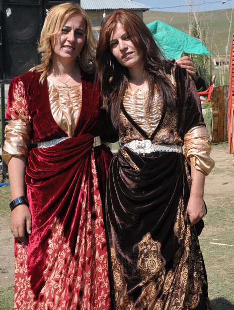 Hakkari'nin Yüksekova ilçesinde 09-10 Haziran 2012'de dünya evine giren çiftlerimizi sizlerler için sayfamıza taşıdık. Yüksekova Güncel Ailesi olarak tüm çitflerimize mutluluklar dileriz. Görüntüler: Foto: Yaşar Kaplan - Sinan Akkurt