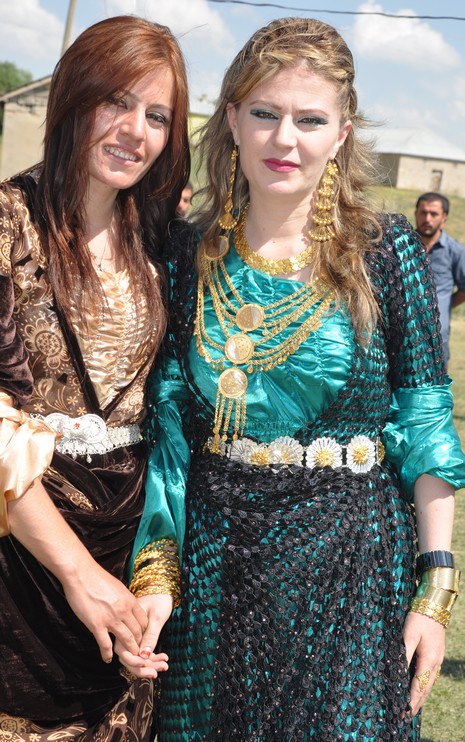 Hakkari'nin Yüksekova ilçesinde 09-10 Haziran 2012'de dünya evine giren çiftlerimizi sizlerler için sayfamıza taşıdık. Yüksekova Güncel Ailesi olarak tüm çitflerimize mutluluklar dileriz. Görüntüler: Foto: Yaşar Kaplan - Sinan Akkurt