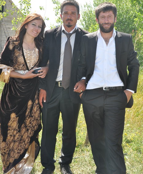 Hakkari'nin Yüksekova ilçesinde 09-10 Haziran 2012'de dünya evine giren çiftlerimizi sizlerler için sayfamıza taşıdık. Yüksekova Güncel Ailesi olarak tüm çitflerimize mutluluklar dileriz. Görüntüler: Foto: Yaşar Kaplan - Sinan Akkurt