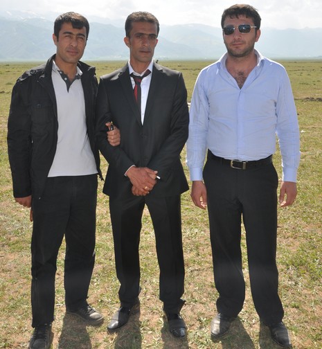 Hakkari'nin Yüksekova ilçesinde 09-10 Haziran 2012'de dünya evine giren çiftlerimizi sizlerler için sayfamıza taşıdık. Yüksekova Güncel Ailesi olarak tüm çitflerimize mutluluklar dileriz. Görüntüler: Foto: Yaşar Kaplan - Sinan Akkurt