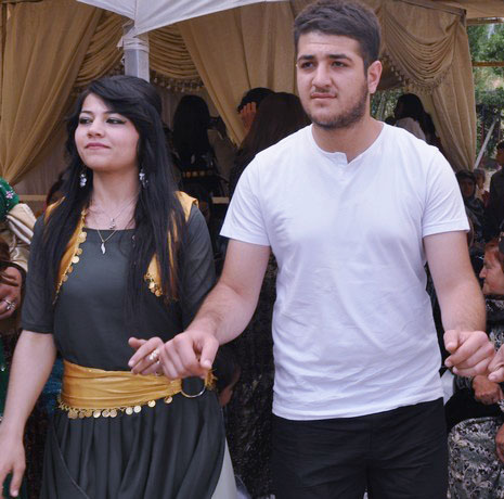 Hakkari'nin Yüksekova ilçesinde 09-10 Haziran 2012'de dünya evine giren çiftlerimizi sizlerler için sayfamıza taşıdık. Yüksekova Güncel Ailesi olarak tüm çitflerimize mutluluklar dileriz. Görüntüler: Foto: Yaşar Kaplan - Sinan Akkurt