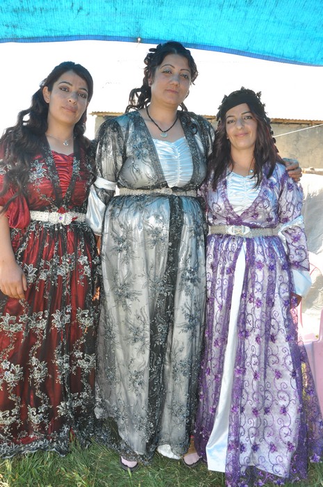 Hakkari'nin Yüksekova ilçesinde 09-10 Haziran 2012'de dünya evine giren çiftlerimizi sizlerler için sayfamıza taşıdık. Yüksekova Güncel Ailesi olarak tüm çitflerimize mutluluklar dileriz. Görüntüler: Foto: Yaşar Kaplan - Sinan Akkurt