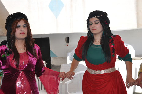 Yüksekova'da 16-17 Haziran 2012'de dünya evine giren çiftlerimizi sizlerler için sayfamıza taşıdık. Yüksekova Güncel Ailesi olarak tüm çitflerimize mutluluklar dileriz. Görüntüler: Foto: Yaşar Kaplan - Sinan Akkurt