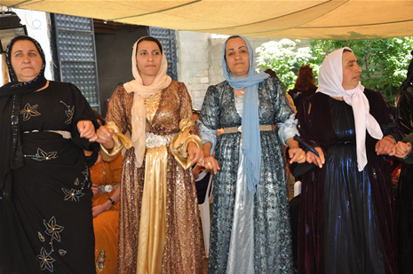 Yüksekova'da 16-17 Haziran 2012'de dünya evine giren çiftlerimizi sizlerler için sayfamıza taşıdık. Yüksekova Güncel Ailesi olarak tüm çitflerimize mutluluklar dileriz. Görüntüler: Foto: Yaşar Kaplan - Sinan Akkurt