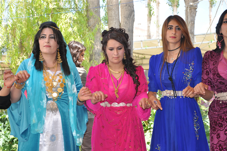 Yüksekova'da 16-17 Haziran 2012'de dünya evine giren çiftlerimizi sizlerler için sayfamıza taşıdık. Yüksekova Güncel Ailesi olarak tüm çitflerimize mutluluklar dileriz. Görüntüler: Foto: Yaşar Kaplan - Sinan Akkurt