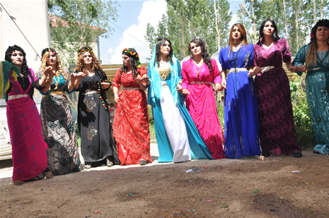 Yüksekova'da 16-17 Haziran 2012'de dünya evine giren çiftlerimizi sizlerler için sayfamıza taşıdık. Yüksekova Güncel Ailesi olarak tüm çitflerimize mutluluklar dileriz. Görüntüler: Foto: Yaşar Kaplan - Sinan Akkurt