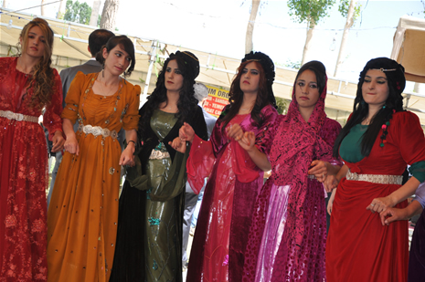 Yüksekova'da 16-17 Haziran 2012'de dünya evine giren çiftlerimizi sizlerler için sayfamıza taşıdık. Yüksekova Güncel Ailesi olarak tüm çitflerimize mutluluklar dileriz. Görüntüler: Foto: Yaşar Kaplan - Sinan Akkurt