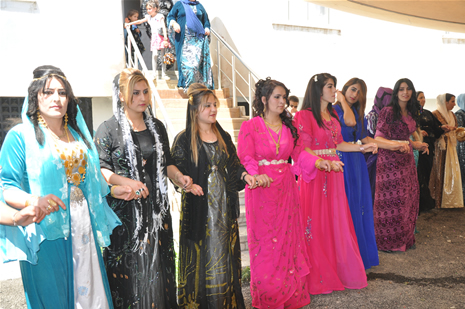 Yüksekova'da 16-17 Haziran 2012'de dünya evine giren çiftlerimizi sizlerler için sayfamıza taşıdık. Yüksekova Güncel Ailesi olarak tüm çitflerimize mutluluklar dileriz. Görüntüler: Foto: Yaşar Kaplan - Sinan Akkurt