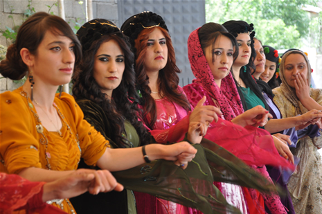 Yüksekova'da 16-17 Haziran 2012'de dünya evine giren çiftlerimizi sizlerler için sayfamıza taşıdık. Yüksekova Güncel Ailesi olarak tüm çitflerimize mutluluklar dileriz. Görüntüler: Foto: Yaşar Kaplan - Sinan Akkurt