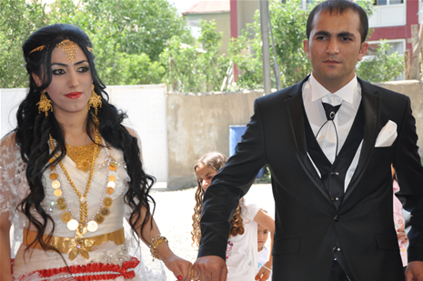 Yüksekova'da 16-17 Haziran 2012'de dünya evine giren çiftlerimizi sizlerler için sayfamıza taşıdık. Yüksekova Güncel Ailesi olarak tüm çitflerimize mutluluklar dileriz. Görüntüler: Foto: Yaşar Kaplan - Sinan Akkurt