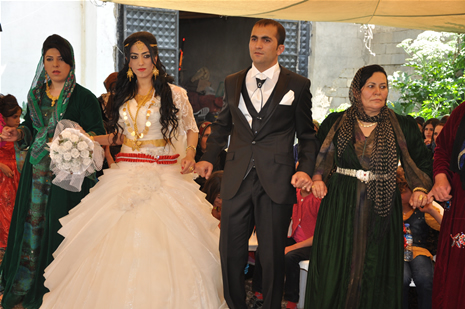 Yüksekova'da 16-17 Haziran 2012'de dünya evine giren çiftlerimizi sizlerler için sayfamıza taşıdık. Yüksekova Güncel Ailesi olarak tüm çitflerimize mutluluklar dileriz. Görüntüler: Foto: Yaşar Kaplan - Sinan Akkurt