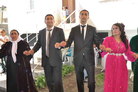 Yüksekova'da 16-17 Haziran 2012'de dünya evine giren çiftlerimizi sizlerler için sayfamıza taşıdık. Yüksekova Güncel Ailesi olarak tüm çitflerimize mutluluklar dileriz. Görüntüler: Foto: Yaşar Kaplan - Sinan Akkurt