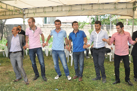 Yüksekova'da 16-17 Haziran 2012'de dünya evine giren çiftlerimizi sizlerler için sayfamıza taşıdık. Yüksekova Güncel Ailesi olarak tüm çitflerimize mutluluklar dileriz. Görüntüler: Foto: Yaşar Kaplan - Sinan Akkurt