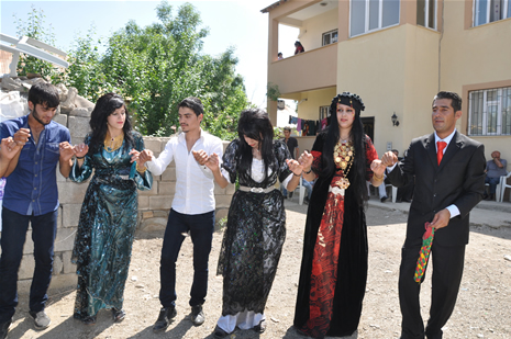 Yüksekova'da 16-17 Haziran 2012'de dünya evine giren çiftlerimizi sizlerler için sayfamıza taşıdık. Yüksekova Güncel Ailesi olarak tüm çitflerimize mutluluklar dileriz. Görüntüler: Foto: Yaşar Kaplan - Sinan Akkurt