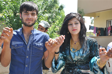 Yüksekova'da 16-17 Haziran 2012'de dünya evine giren çiftlerimizi sizlerler için sayfamıza taşıdık. Yüksekova Güncel Ailesi olarak tüm çitflerimize mutluluklar dileriz. Görüntüler: Foto: Yaşar Kaplan - Sinan Akkurt