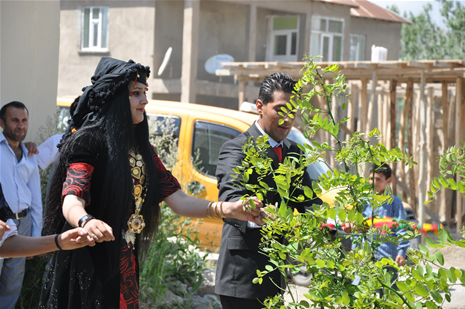 Yüksekova'da 16-17 Haziran 2012'de dünya evine giren çiftlerimizi sizlerler için sayfamıza taşıdık. Yüksekova Güncel Ailesi olarak tüm çitflerimize mutluluklar dileriz. Görüntüler: Foto: Yaşar Kaplan - Sinan Akkurt