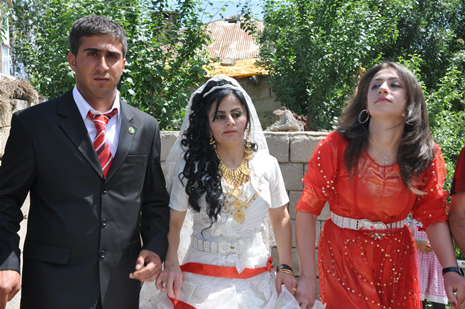 Yüksekova'da 16-17 Haziran 2012'de dünya evine giren çiftlerimizi sizlerler için sayfamıza taşıdık. Yüksekova Güncel Ailesi olarak tüm çitflerimize mutluluklar dileriz. Görüntüler: Foto: Yaşar Kaplan - Sinan Akkurt