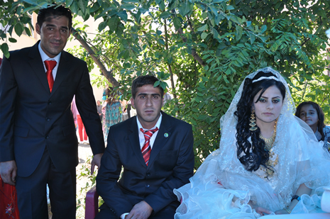 Yüksekova'da 16-17 Haziran 2012'de dünya evine giren çiftlerimizi sizlerler için sayfamıza taşıdık. Yüksekova Güncel Ailesi olarak tüm çitflerimize mutluluklar dileriz. Görüntüler: Foto: Yaşar Kaplan - Sinan Akkurt