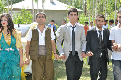 Yüksekova'da 16-17 Haziran 2012'de dünya evine giren çiftlerimizi sizlerler için sayfamıza taşıdık. Yüksekova Güncel Ailesi olarak tüm çitflerimize mutluluklar dileriz. Görüntüler: Foto: Yaşar Kaplan - Sinan Akkurt